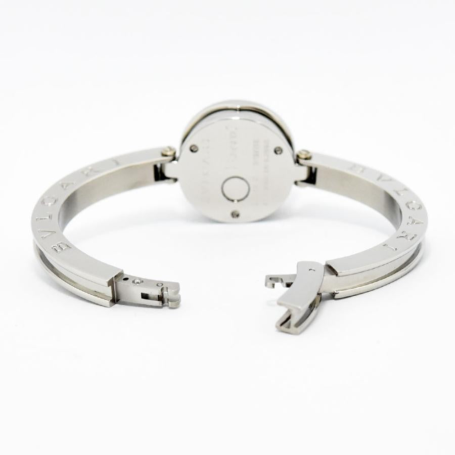 VINTAGE WATCHES FASHIONのブルガリ B.zero1ウォッチ。シルバーカラーのステンレススチール製バングルに「BVLGARI」のロゴが刻印されています。開閉式の留め具。