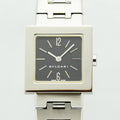 VINTAGE WATCHES FASHION ブルガリのスクエアフェイスレディース腕時計。シルバーカラーのステンレススチール製ケースとブレスレット、ダークグレーの文字盤。12時と6時のアラビア数字がアクセント。