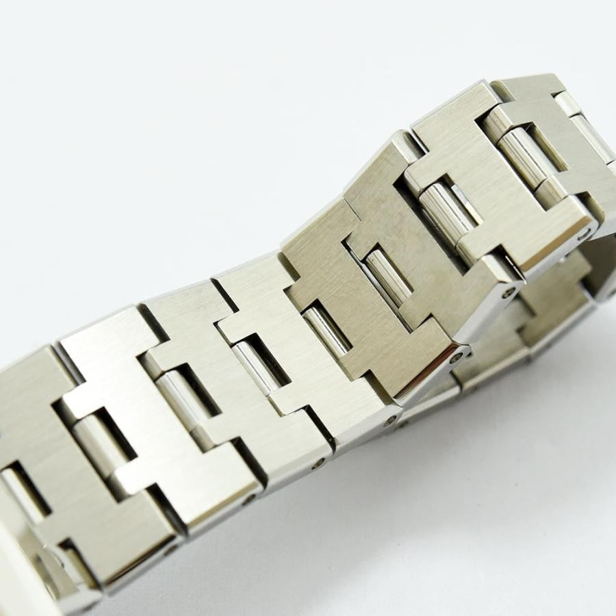 VINTAGE WATCHES FASHION ブルガリのシルバー ステンレススチール製スクエアフェイスウォッチ。モダンでミニマルなデザイン。