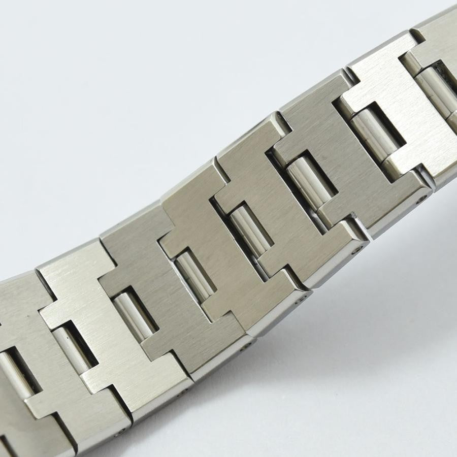 VINTAGE WATCHES FASHION ブルガリのシルバー ステンレススチール製スクエアフェイス腕時計。ダークグレーの文字盤、ミニマルなインデックス、12時と6時のアラビア数字が特徴。