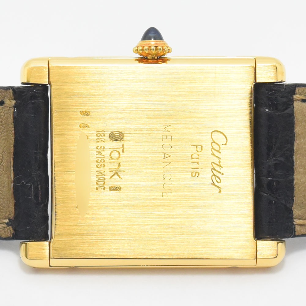 VINTAGE WATCHES FASHIONのCartier Tank Louis Cartier 18Kイエローゴールド製腕時計の裏蓋。精巧な刻印が施された高級感あるゴールドケースとブラックのアリゲーターレザーベルト。