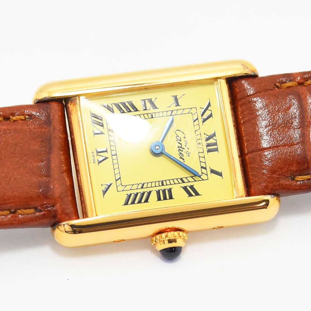 VINTAGE WATCHES FASHIONのイエローゴールドケース、クリームイエロー文字盤、ローマ数字インデックス、ブルーカボション付きリューズ、ブラウンクロコダイルエンボスレザーストラップのカルティエ タンク ヴェルメイユ レディースウォッチ