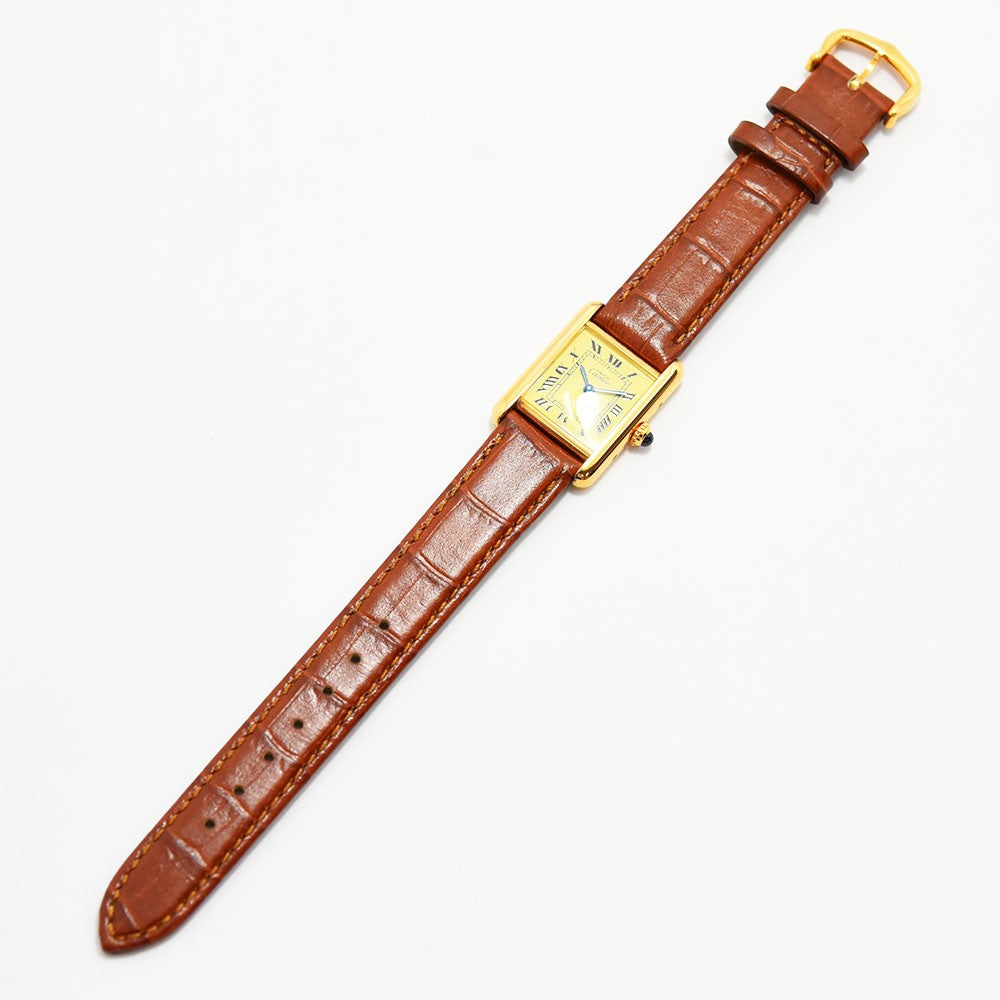 VINTAGE WATCHES FASHIONのイエローゴールドカラーケース、ローマ数字インデックスのクリームイエロー文字盤、ブラウンクロコダイルエンボスレザーストラップのカルティエ タンクヴェルメイユ レディースウォッチ