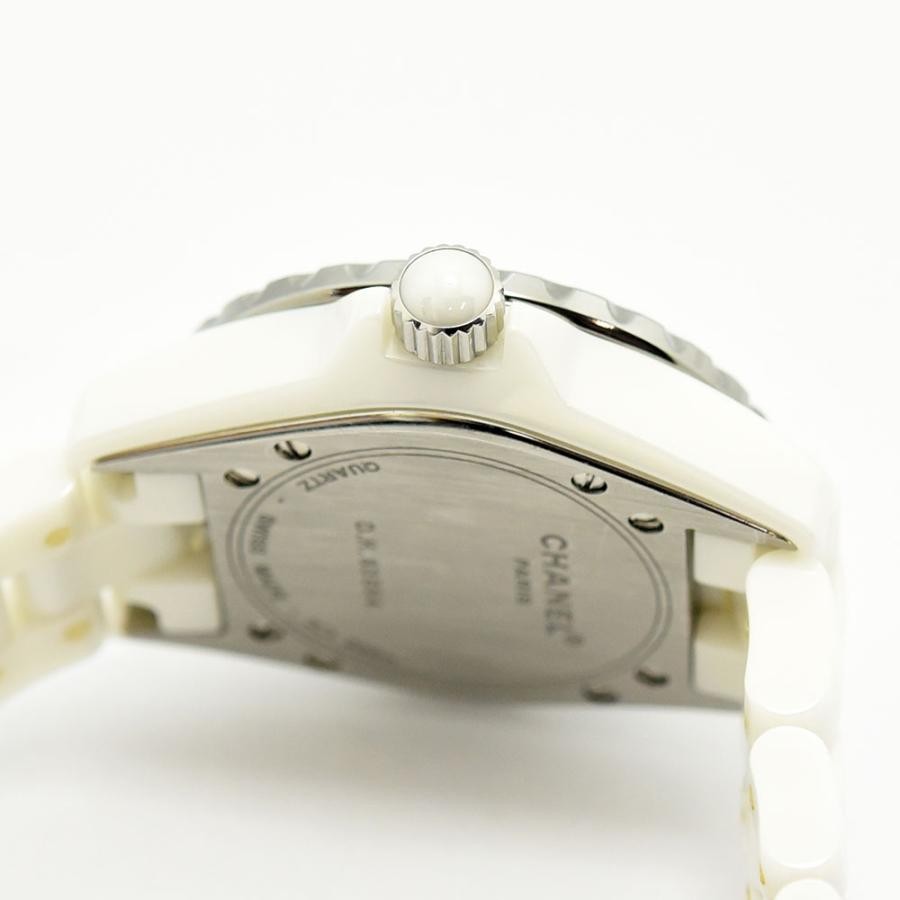 VINTAGE WATCHES FASHIONのCHANEL J12ホワイトセラミックウォッチ、ケースバックとリューズのクローズアップ