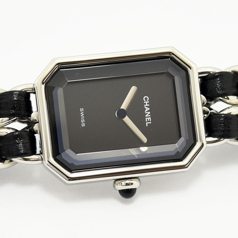 VINTAGE WATCHES FASHIONの黒い文字盤とシルバーチェーンストラップ、レザーインサート付きのシャネルプルミエールウォッチ。八角形のケース。
