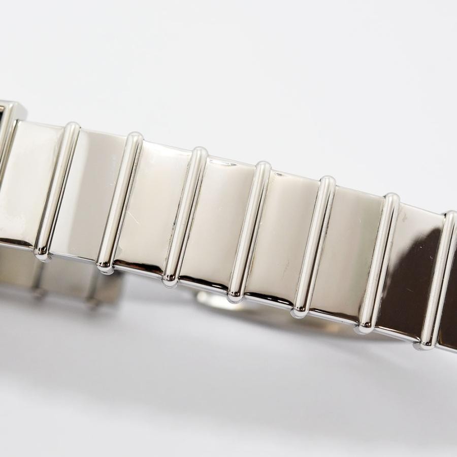 VINTAGE WATCHES FASHION シャネル レディース スクエアフェイス クォーツ 腕時計。光沢のあるシルバーメタルブレスレットとブラックの文字盤。