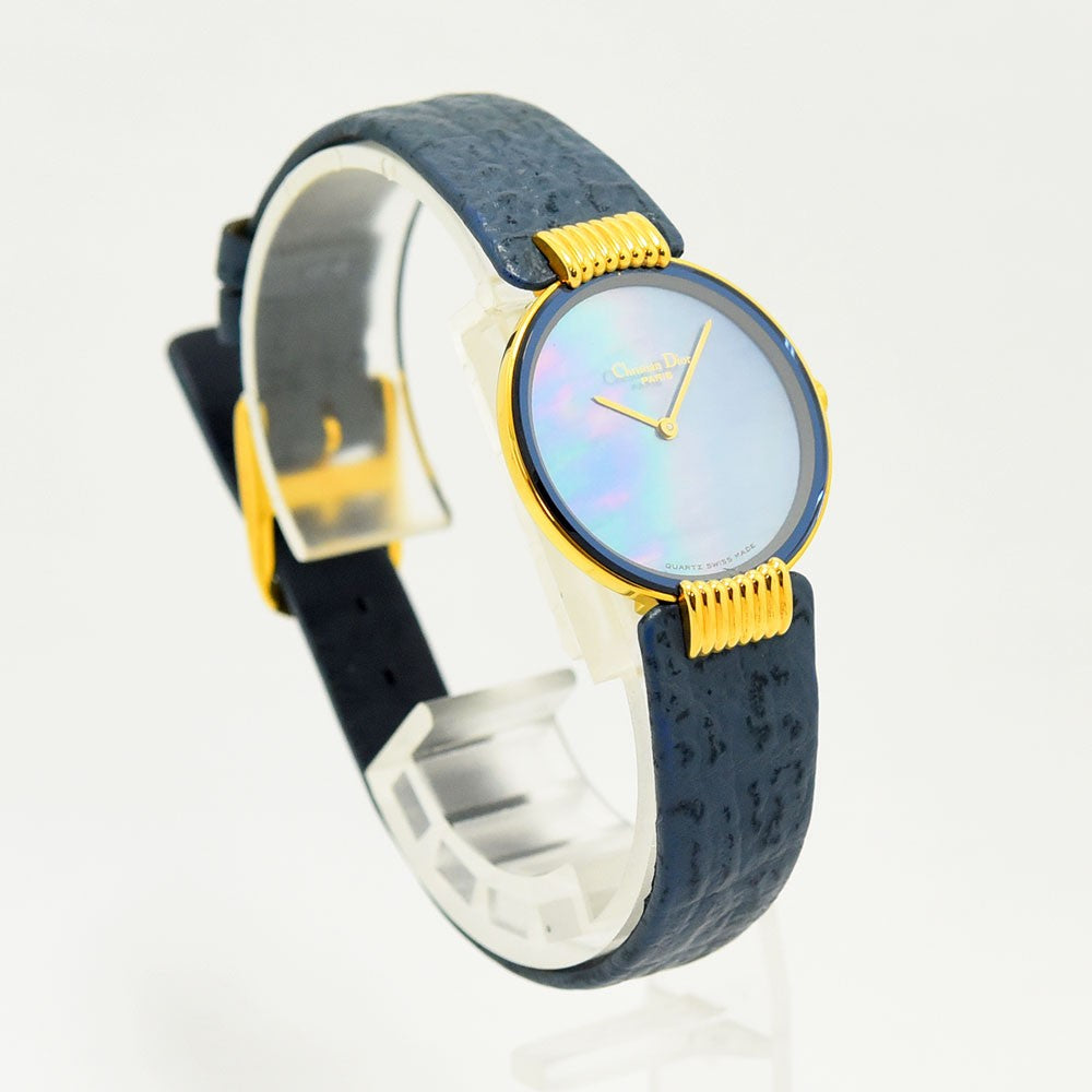VINTAGE WATCHES FASHIONのクリスチャン・ディオール製ヴィンテージレディース腕時計。ブルーのマザーオブパール文字盤とゴールドケース、型押しレザーベルトが特徴。