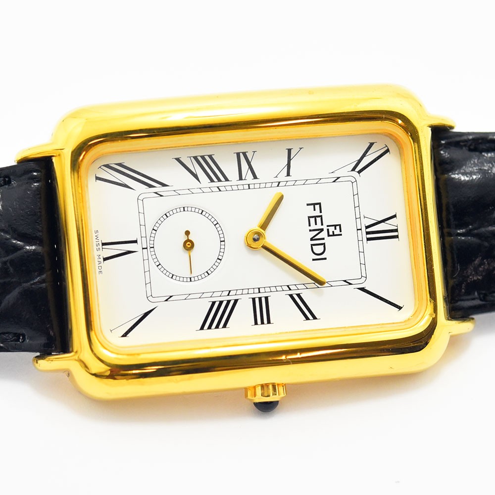 VINTAGE WATCHES FASHIONのFENDIヴィンテージ腕時計。ゴールドのレクタングルケースにホワイトの文字盤、ブラックのクロコ型押しレザーベルトが特徴。