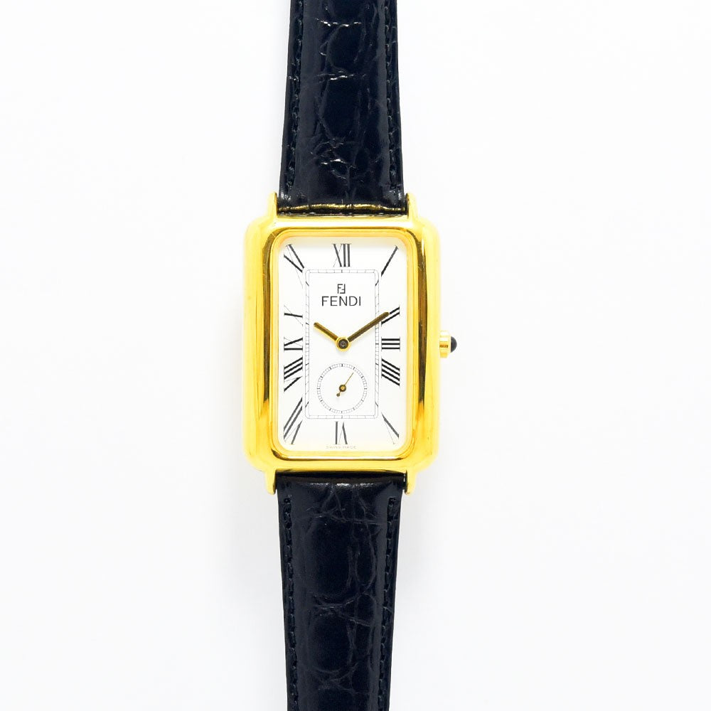 VINTAGE WATCHES FASHIONのFENDIヴィンテージ腕時計。ゴールドのレクタングルケースにホワイトの文字盤、ブラックのクロコ型押しレザーベルトが特徴。