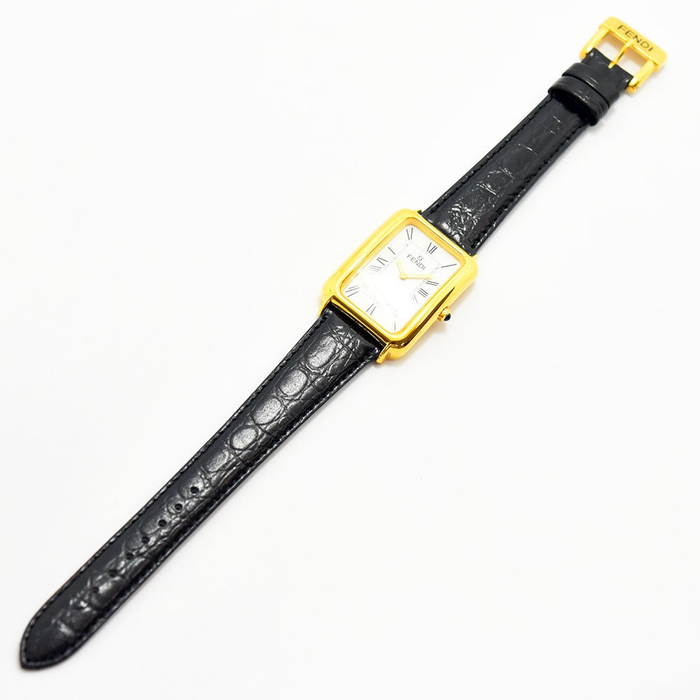VINTAGE WATCHES FASHIONのFENDIヴィンテージ腕時計。ゴールドのレクタングルケースにホワイトの文字盤、ブラックのクロコ型押しレザーベルトが特徴。