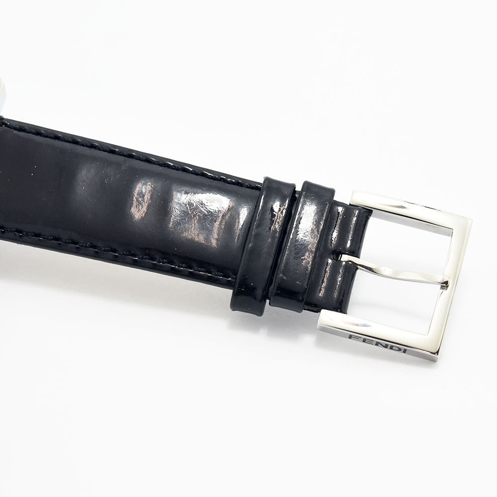 VINTAGE WATCHES FASHIONのFENDIスクエアウォッチ用ブラックレザーベルト、シルバーのロゴ入りバックル付き