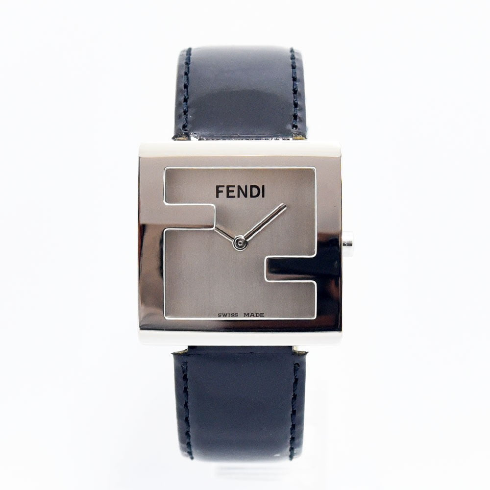 VINTAGE WATCHES FASHIONのFENDIスクエアケースウォッチ。シルバーのFロゴ文字盤とブラックレザーベルトが特徴の洗練されたスイス製腕時計。