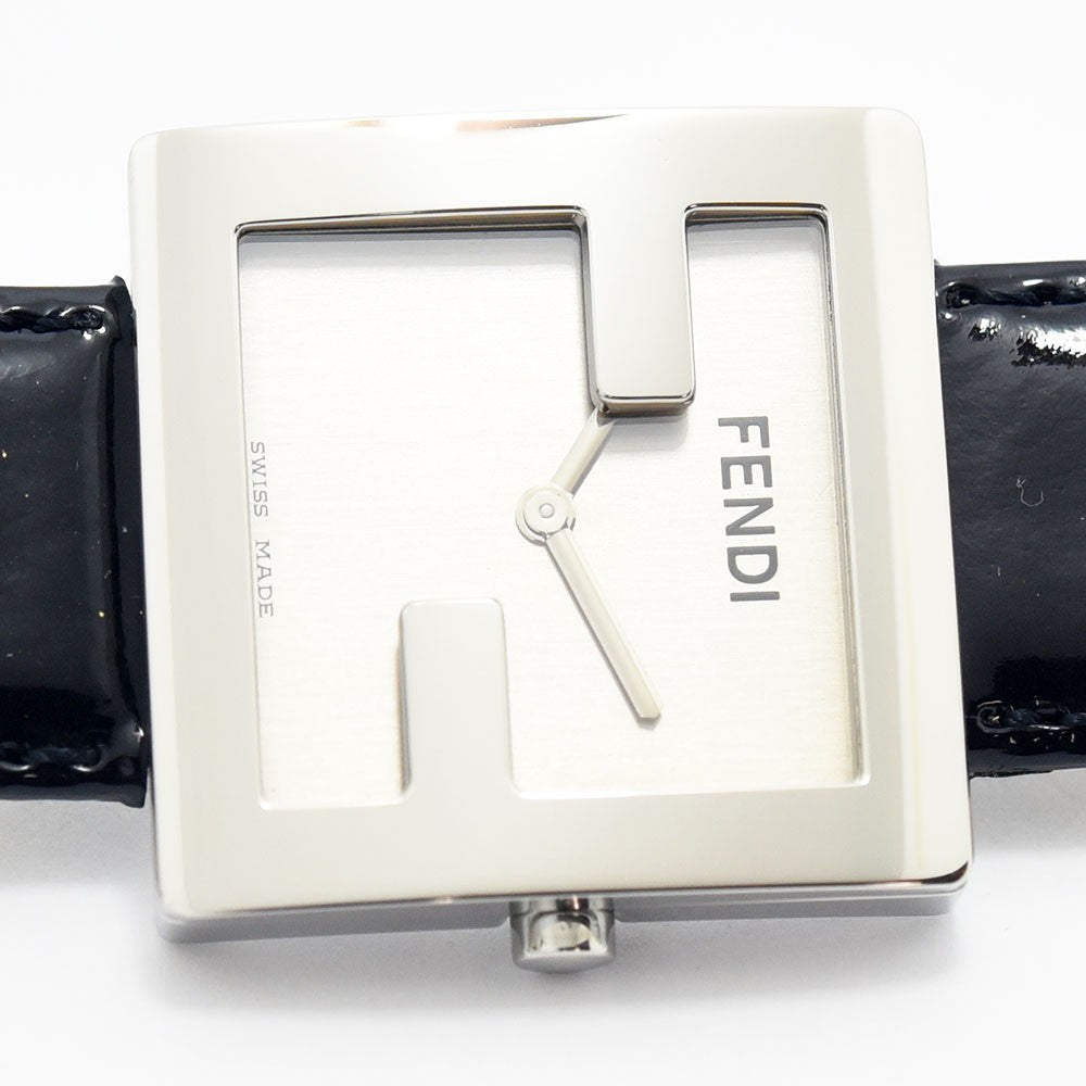 VINTAGE WATCHES FASHIONのFENDIスクエアウォッチ。シルバーのFロゴケースとブラックレザーベルトが特徴的なスイス製腕時計。