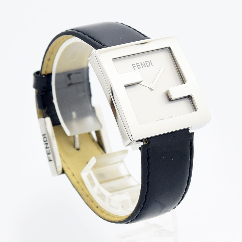 VINTAGE WATCHES FASHIONのFENDIスクエアウォッチ。シルバーのFロゴケースとブラックレザーベルトが特徴の洗練された腕時計。