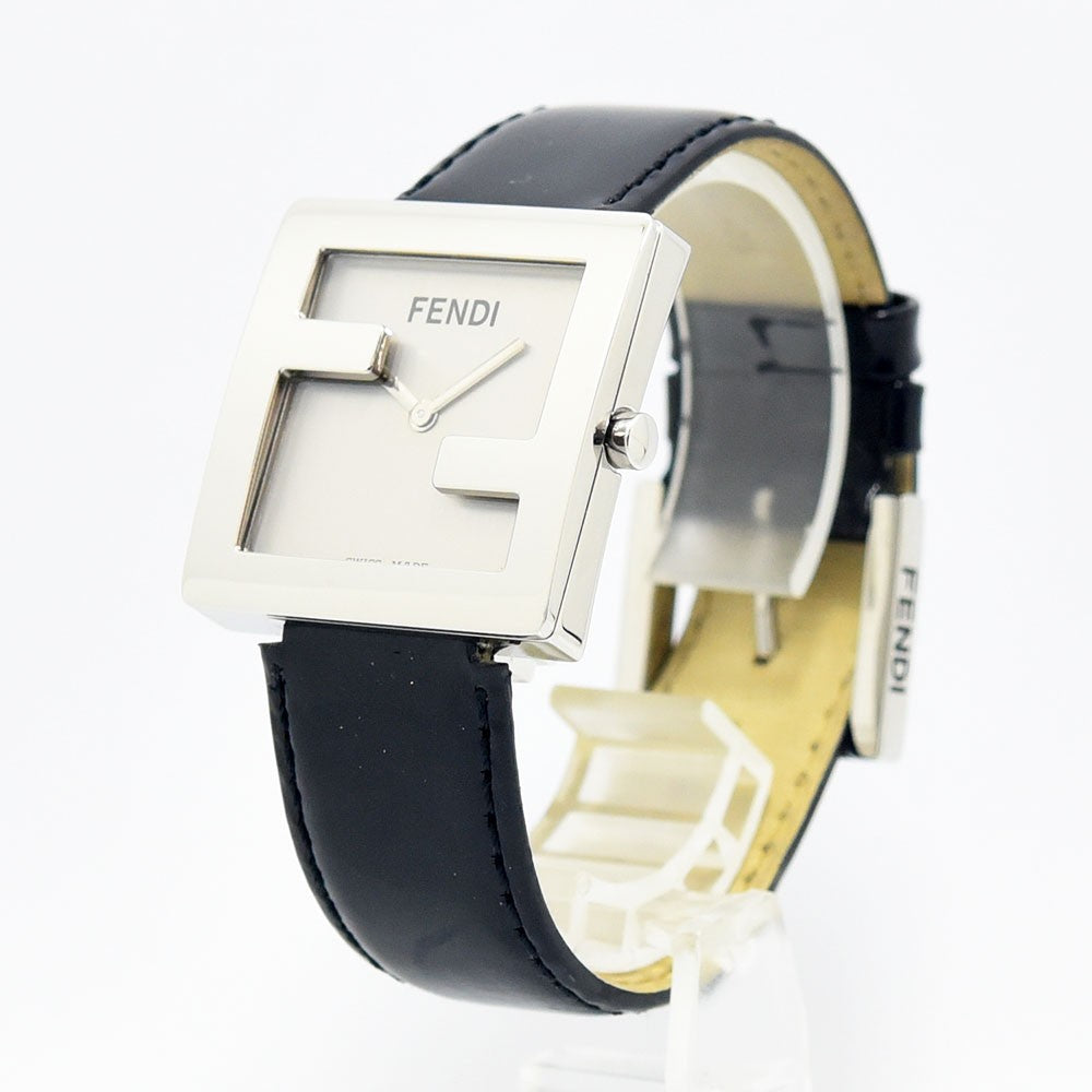 VINTAGE WATCHES FASHIONのFENDIスクエアウォッチ。シルバーのFロゴケースとブラックレザーベルトが特徴的なスイス製腕時計。