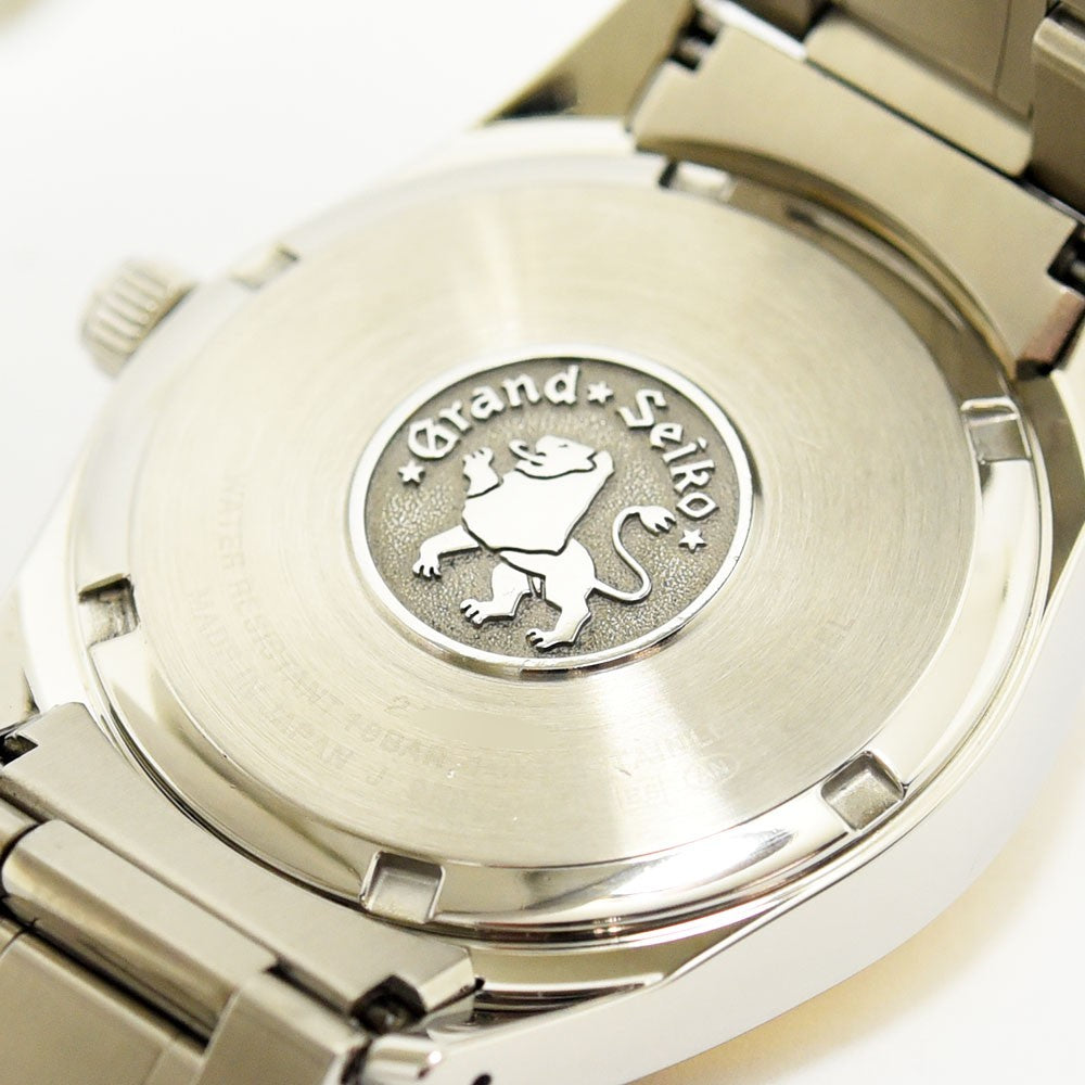 VINTAGE WATCHES FASHIONのグランドセイコー腕時計の裏蓋。象徴的な獅子の紋章が刻印されたステンレススチール製ケース。