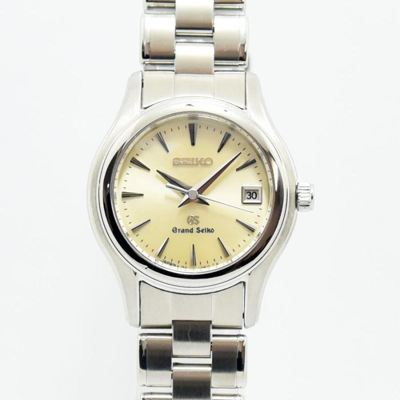 VINTAGE WATCHES FASHIONのグランドセイコーレディース腕時計。シルバーのステンレス製ケースとクリーム色の文字盤が特徴。