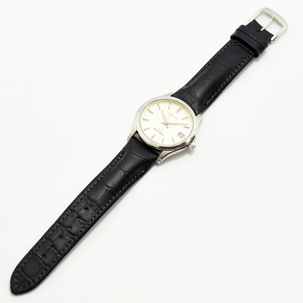 VINTAGE WATCHES FASHIONのグランドセイコー腕時計。アイボリー文字盤とブラックのレザーベルトが特徴のクラシックなクォーツモデル。