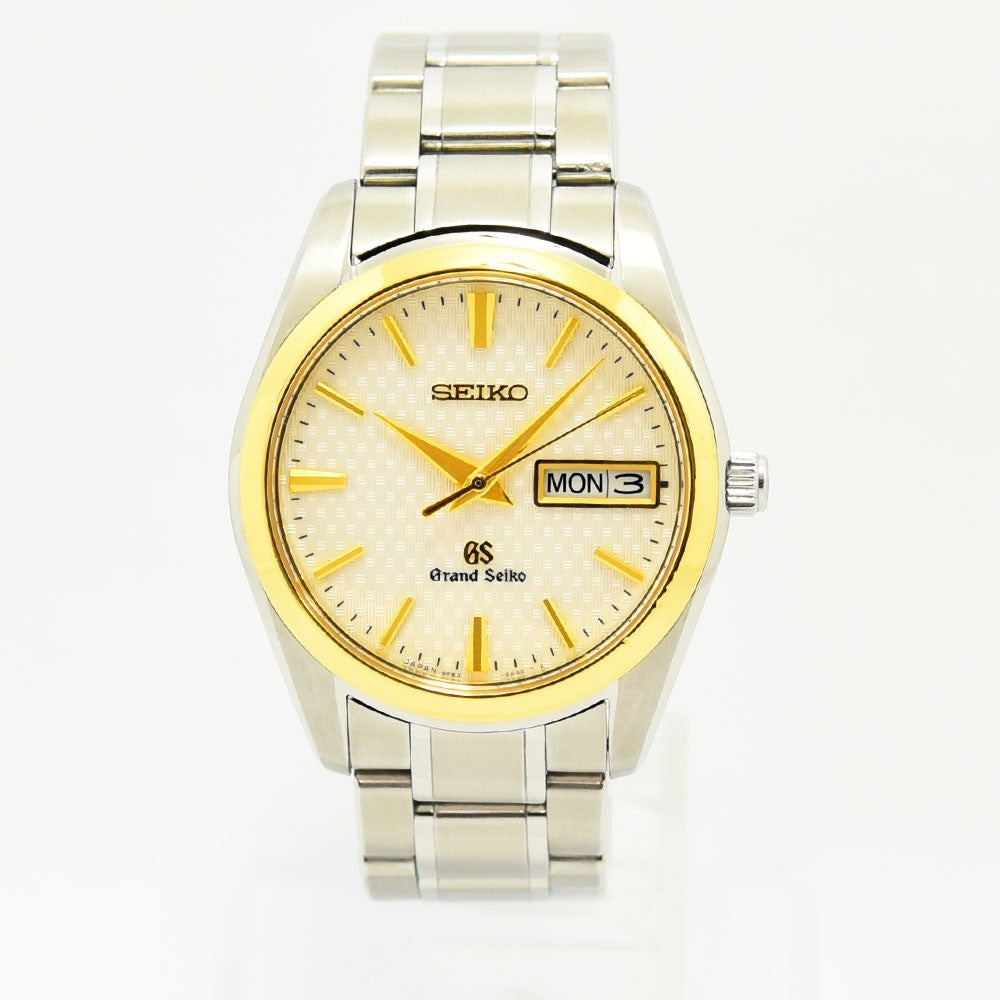 VINTAGE WATCHES FASHIONのグランドセイコーメンズ腕時計。シルバーとゴールドのコンビカラー、ステンレススチール製、デイデイト表示付き。