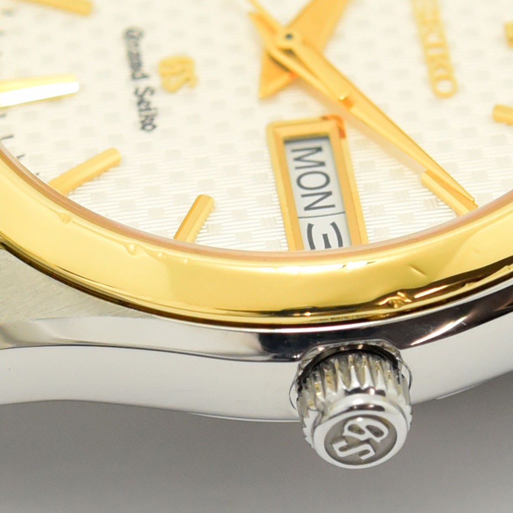 VINTAGE WATCHES FASHIONのグランドセイコーメンズ腕時計。シルバーとゴールドのコンビカラーで、文字盤に繊細なパターンとデイデイト表示を備えた高級感あるデザイン。