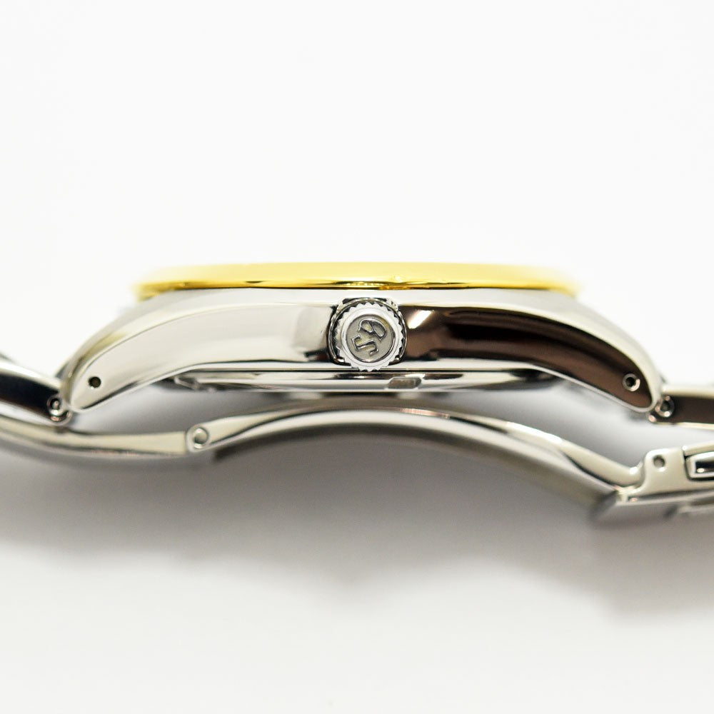 VINTAGE WATCHES FASHIONのグランドセイコーメンズ腕時計。シルバーのステンレススチールケースとゴールドベゼルの側面図。