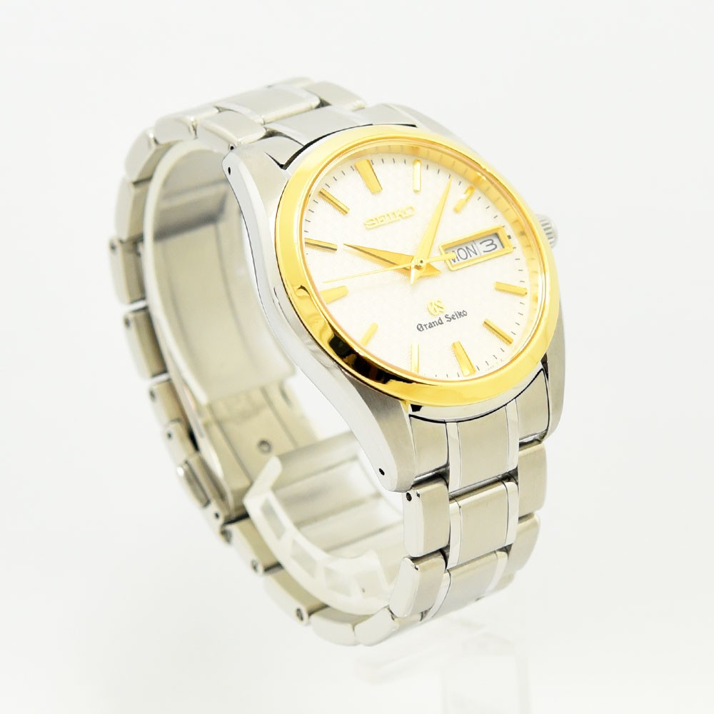 VINTAGE WATCHES FASHIONのグランドセイコーメンズ腕時計。シルバーとゴールドのステンレス製で、デイデイト表示付きの洗練されたデザイン。