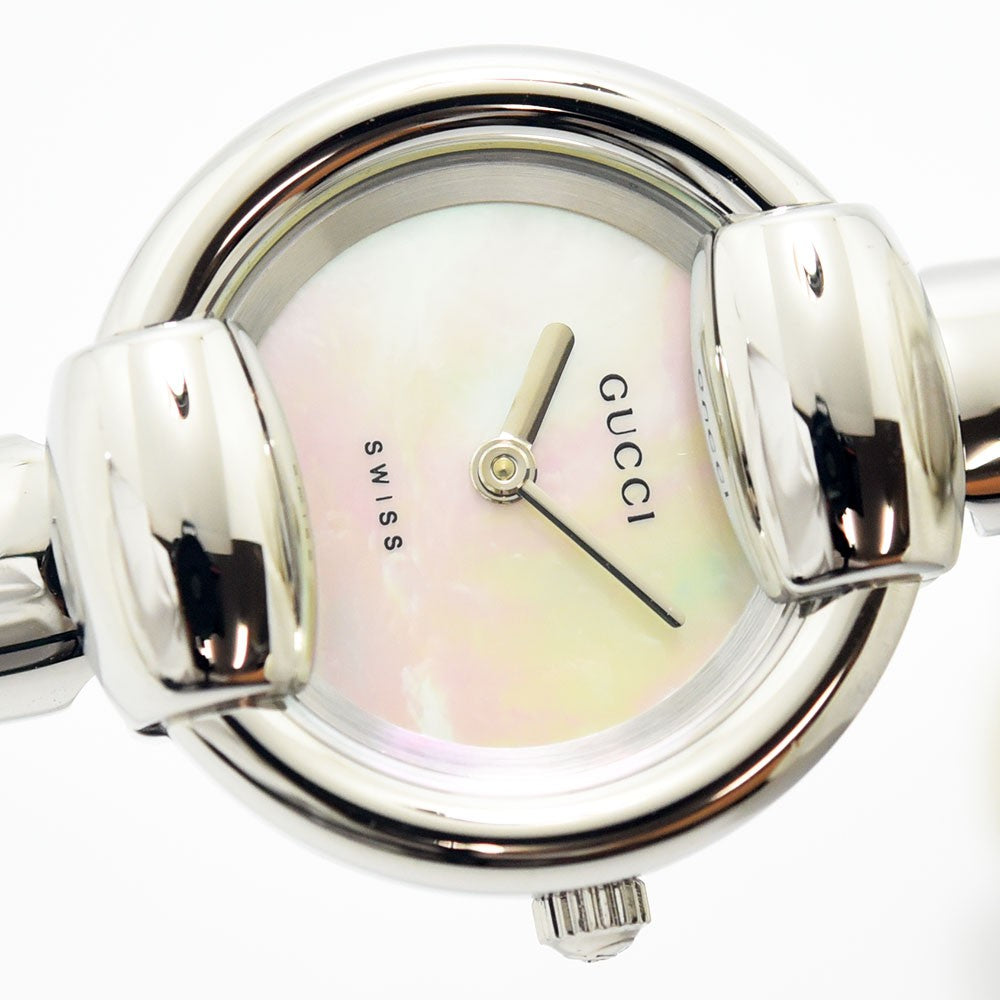 VINTAGE WATCHES FASHIONのGUCCI 1400Lレディースバングルウォッチ。マザーオブパールの文字盤と光沢のあるステンレススチール製。