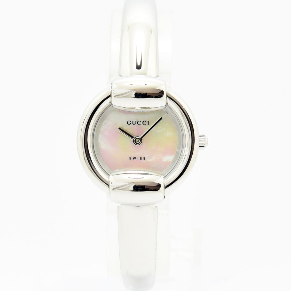 VINTAGE WATCHES FASHIONのGUCCI 1400Lレディースバングルウォッチ。マザーオブパール文字盤と光沢のあるステンレススチール製ブレスレットが特徴の洗練された腕時計。