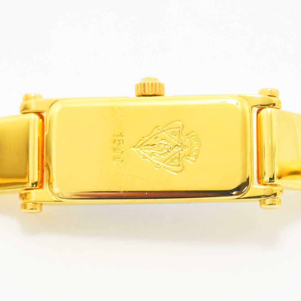 VINTAGE WATCHES FASHIONのグッチ1500シリーズ腕時計、ゴールドカラーのバングルケース裏面の刻印詳細