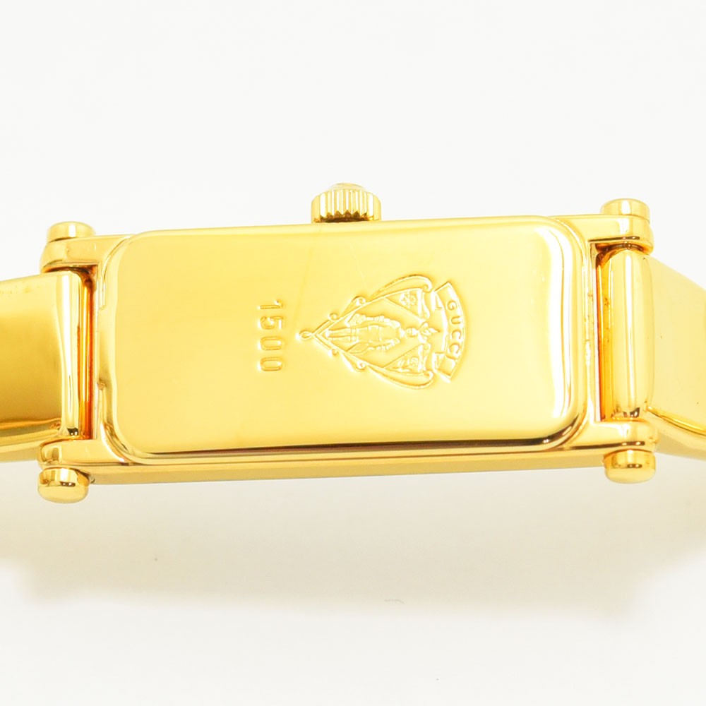 VINTAGE WATCHES FASHIONのGUCCI 1500シリーズ、ゴールドカラーの長方形ケースが特徴的なレディースバングルウォッチの背面