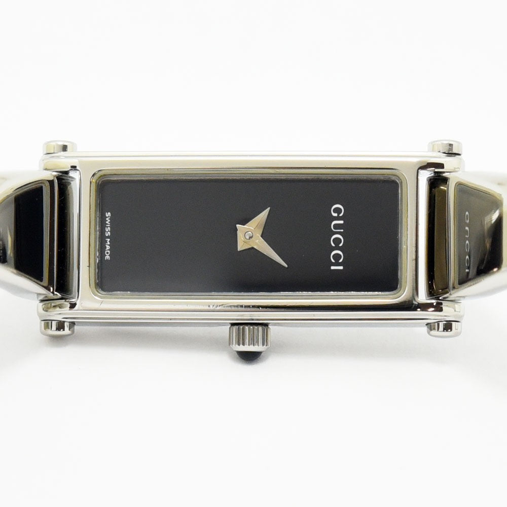 VINTAGE WATCHES FASHIONのGUCCI 1500Lレディース腕時計。シルバーのバングルとブラックの長方形文字盤が特徴の洗練されたステンレス製ウォッチ。