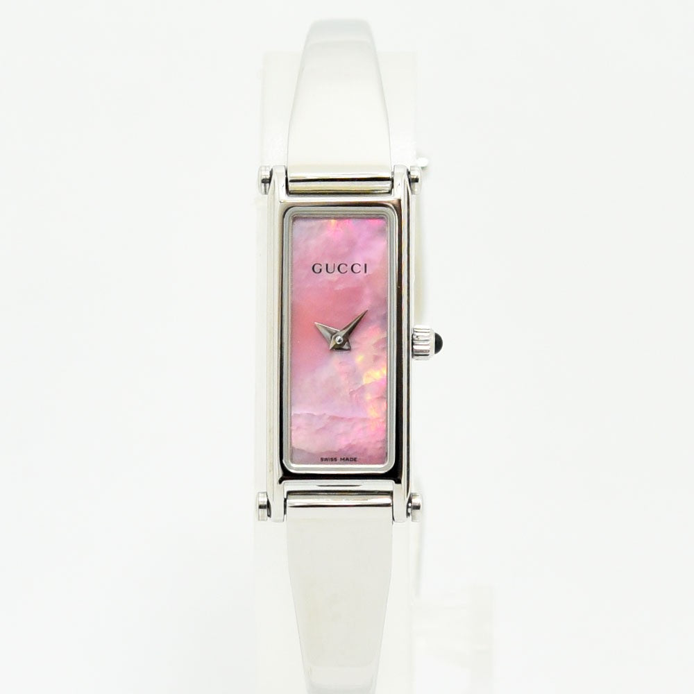 VINTAGE WATCHES FASHIONのGUCCI 1500Lレディースバングルウォッチ。ピンクのマザーオブパール文字盤とシルバーのステンレススチールケースが特徴の洗練された腕時計。
