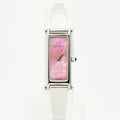 VINTAGE WATCHES FASHIONのGUCCI 1500Lレディースバングルウォッチ。ピンクのマザーオブパール文字盤とシルバーのステンレススチールケースが特徴の洗練された腕時計。