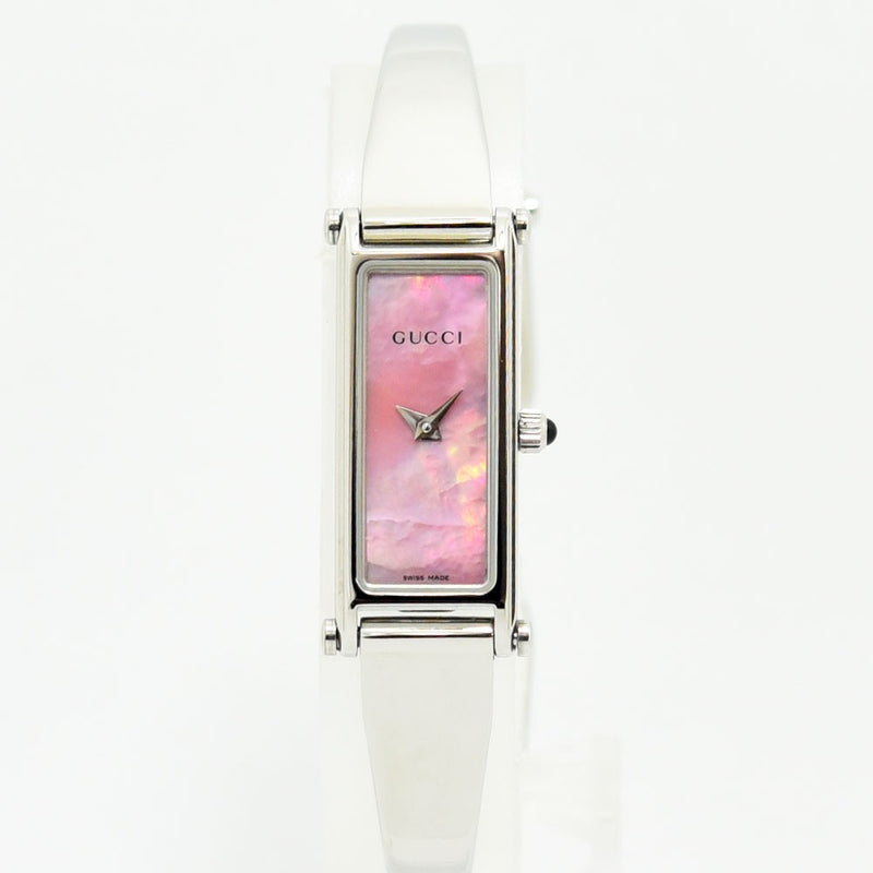 VINTAGE WATCHES FASHIONのGUCCI 1500Lレディースバングルウォッチ。ピンクのマザーオブパール文字盤とシルバーのステンレススチールケースが特徴の洗練された腕時計。