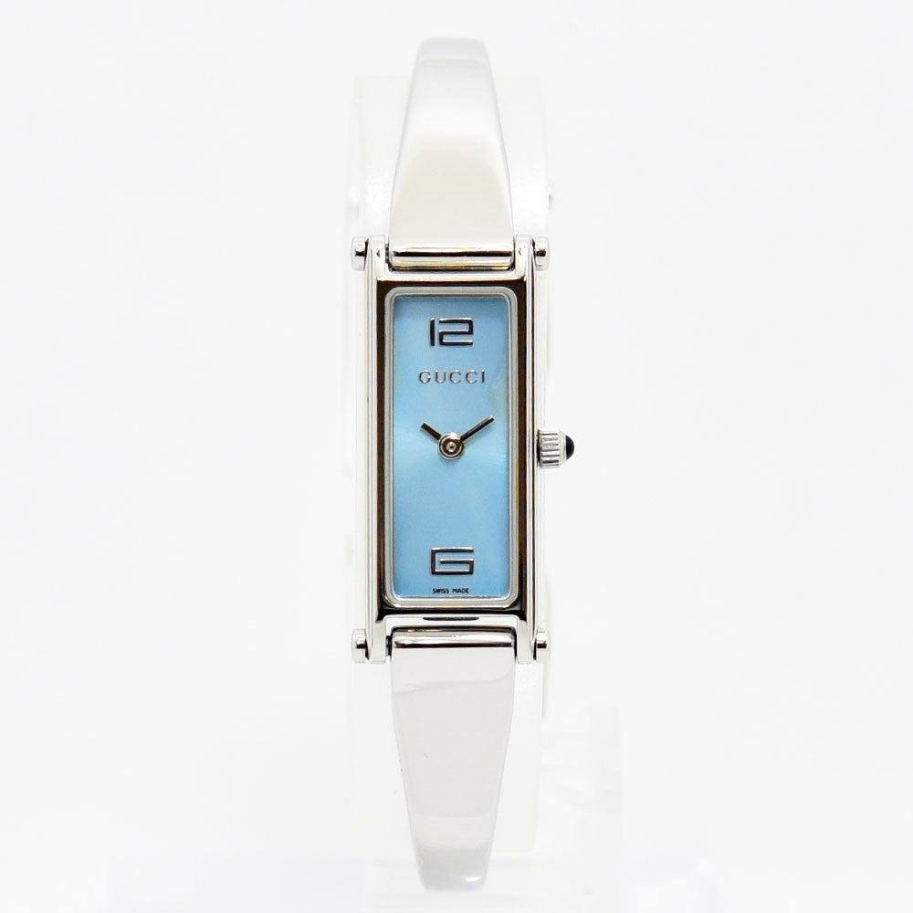 VINTAGE WATCHES FASHIONのGucci 1500Lレディース腕時計。ライトブルーの文字盤とシルバーのステンレススチール製バングルが特徴の洗練されたデザイン。