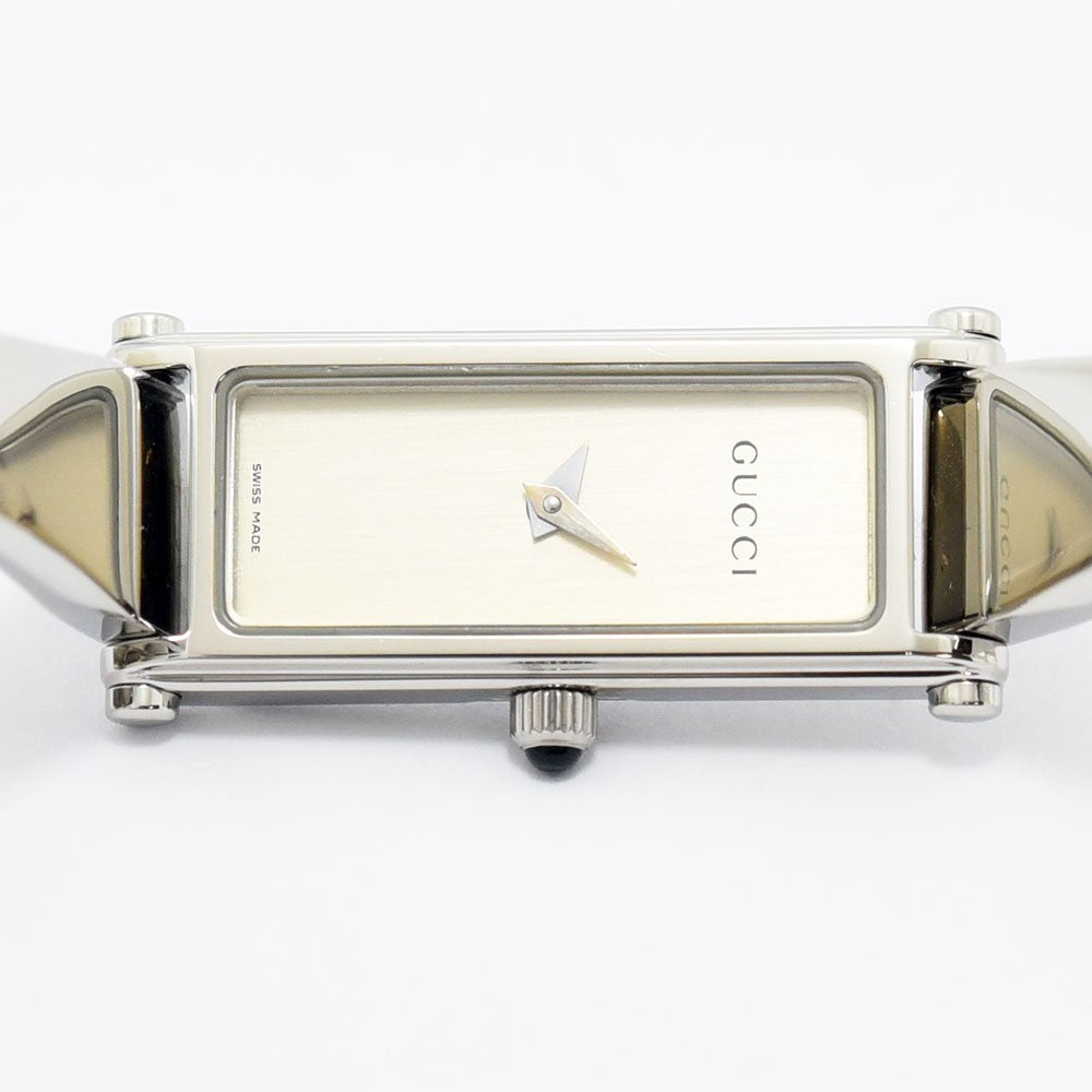 VINTAGE WATCHES FASHIONのGUCCI 1500Lレディースバングルウォッチ。シルバーのステンレススチール製長方形ケースが特徴の洗練されたスイス製腕時計。