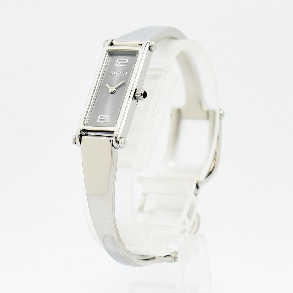 VINTAGE WATCHES FASHIONのGUCCI 1500Lレディースバングルウォッチ。シルバーのステンレス製長方形ケースとミニマルな文字盤が特徴の洗練された腕時計。