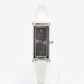 VINTAGE WATCHES FASHIONのGUCCI 1500Lレディースバングルウォッチ。シルバーのステンレス製長方形ケースとミニマルな文字盤が特徴。