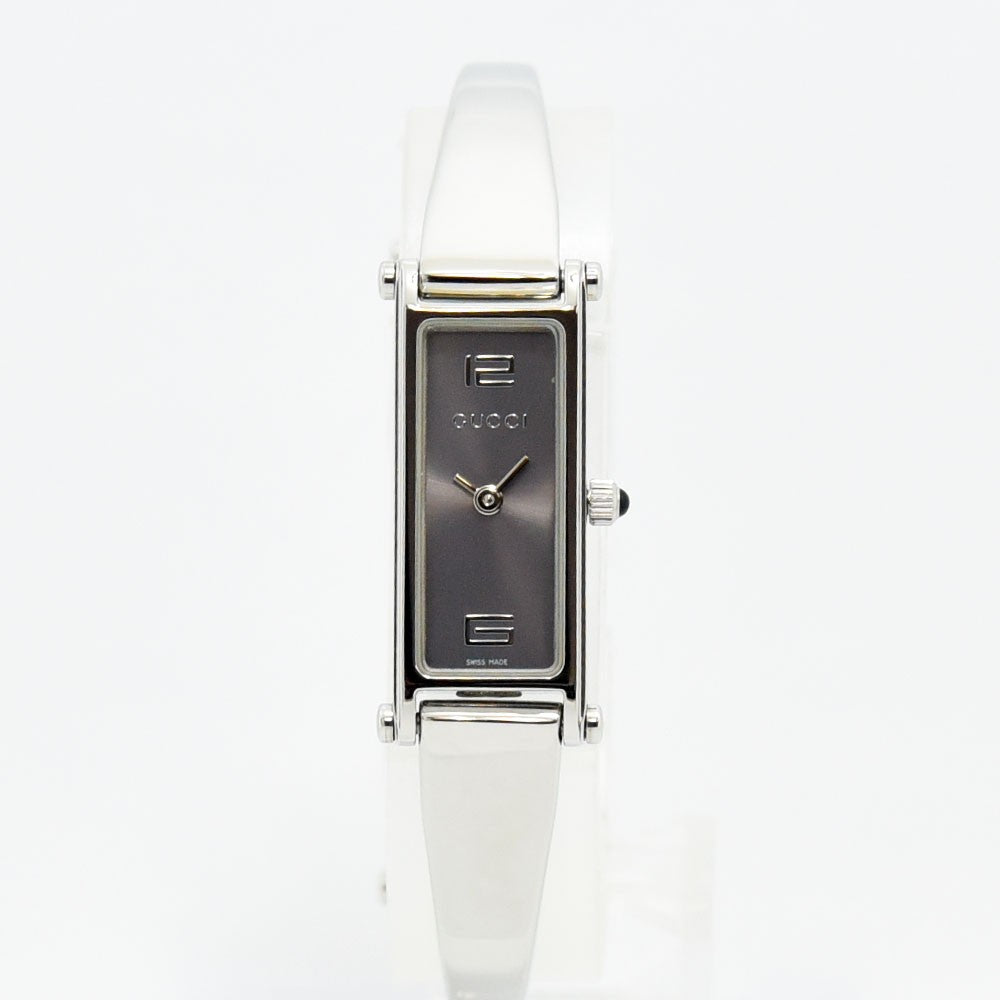 VINTAGE WATCHES FASHIONのGUCCI 1500Lレディースバングルウォッチ。シルバーのステンレス製長方形ケースとミニマルな文字盤が特徴。