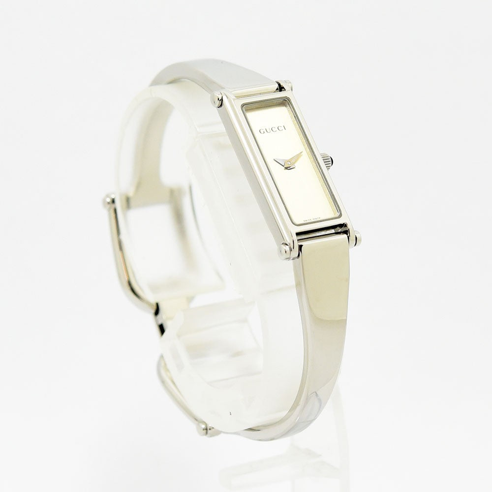 VINTAGE WATCHES FASHIONのGUCCI 1500Lレディースバングルウォッチ。シルバーのステンレススチール製で、スリムな長方形ケースが特徴の洗練された腕時計。