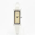 VINTAGE WATCHES FASHIONのGUCCI 1500Lレディースバングルウォッチ。シルバーのステンレススチール製で、ミニマルな長方形ケースが特徴の洗練されたスイス製腕時計。
