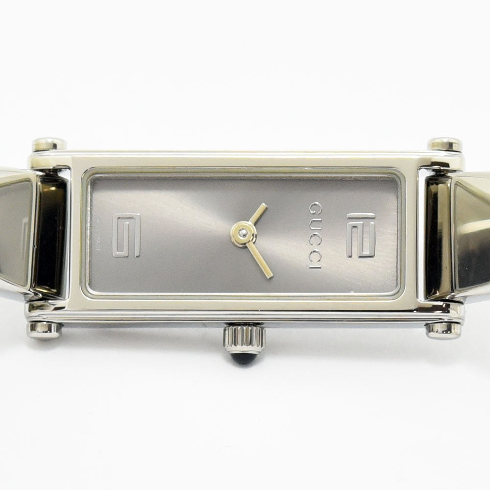 VINTAGE WATCHES FASHIONのGUCCI 1500Lレディースバングルウォッチ。シルバーのステンレス製長方形ケースとミニマルな文字盤が特徴の洗練された腕時計。
