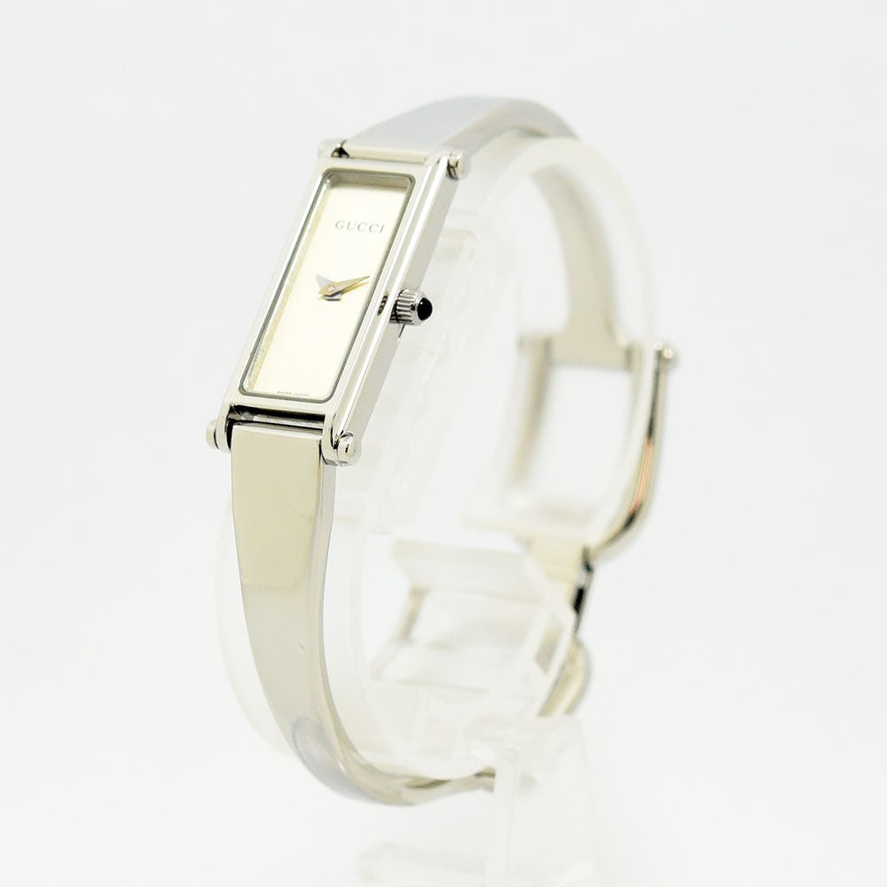 VINTAGE WATCHES FASHIONのGUCCI 1500Lレディースバングルウォッチ。シルバーのステンレス製長方形ケースがエレガントな腕時計