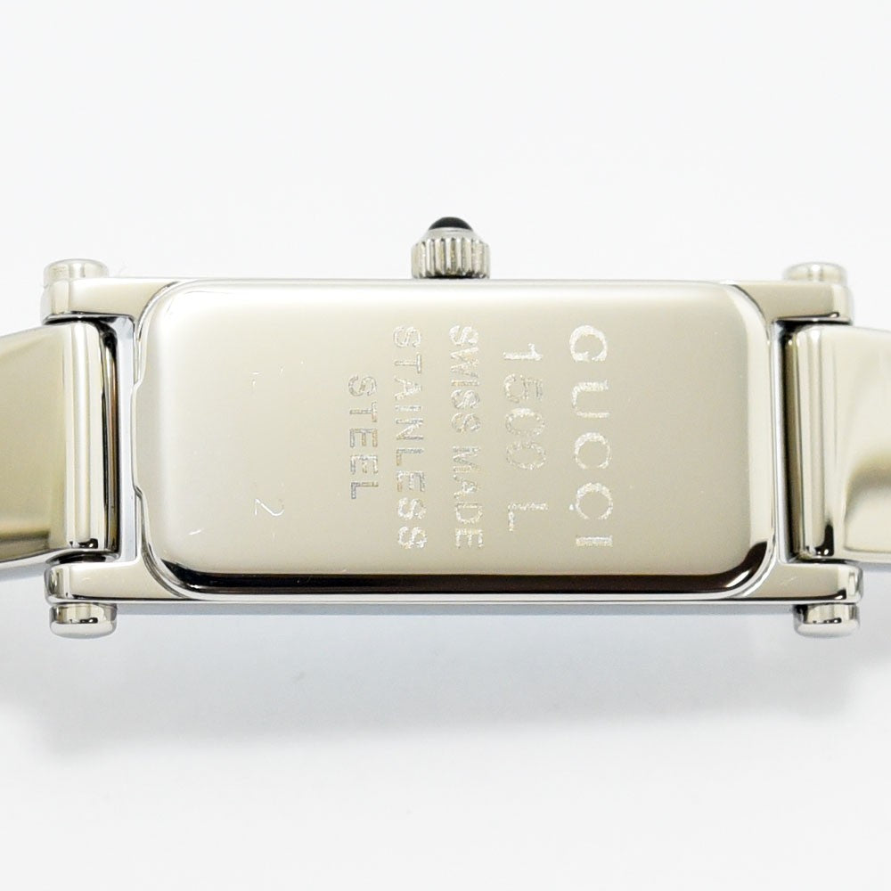 VINTAGE WATCHES FASHIONのGucci 1500Lレディース腕時計。ステンレススチール製ケースの裏蓋に刻印されたブランドロゴとモデル名。