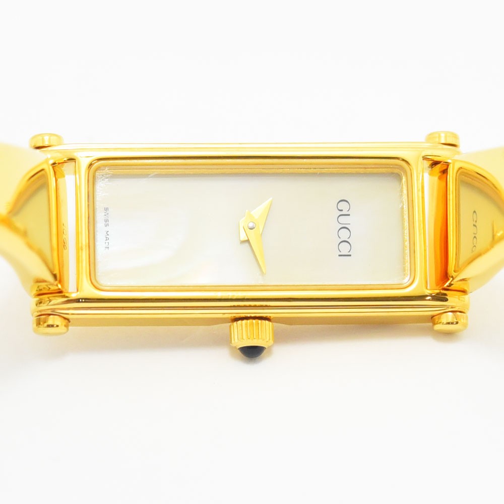 VINTAGE WATCHES FASHIONのGUCCI 1500Lレディースバングルウォッチ。ゴールドカラーの長方形ケースとミニマルな文字盤が特徴の高級腕時計。