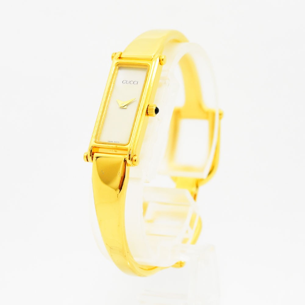 VINTAGE WATCHES FASHIONのゴールドカラーのグッチ1500Lレディースバングルウォッチ。スリムな長方形ケースが特徴の洗練された腕時計。