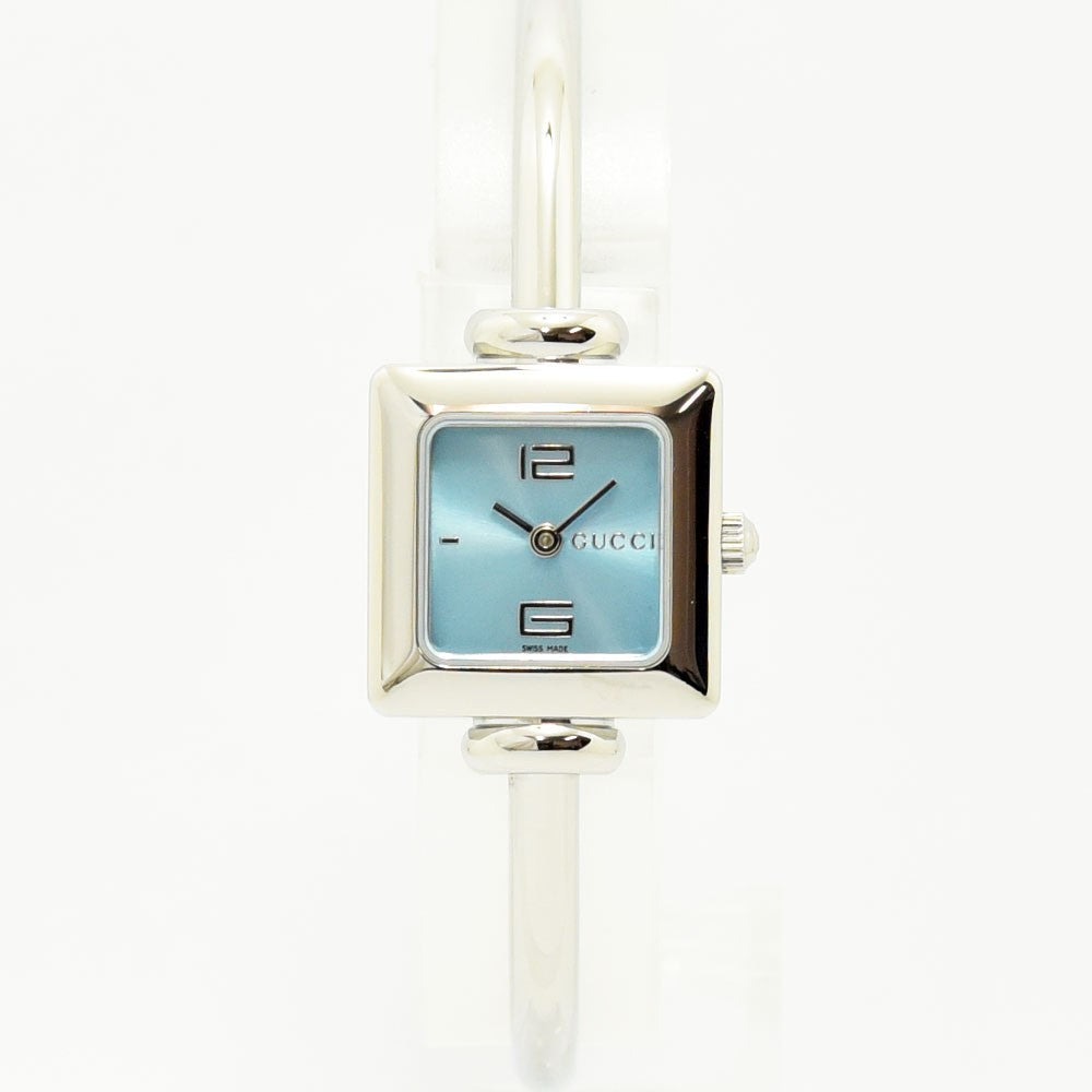 VINTAGE WATCHES FASHIONのGUCCI 1900Lレディース腕時計。ライトブルーの文字盤とシルバーのスクエア型ステンレススチール製バングルウォッチ。