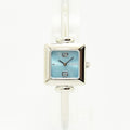 VINTAGE WATCHES FASHIONのGUCCI 1900Lレディース腕時計。ライトブルーの文字盤とシルバーのスクエア型ステンレススチール製バングルウォッチ。