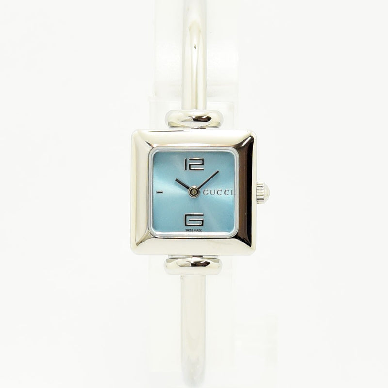 VINTAGE WATCHES FASHIONのGUCCI 1900Lレディース腕時計。ライトブルーの文字盤とシルバーのスクエア型ステンレススチール製バングルウォッチ。
