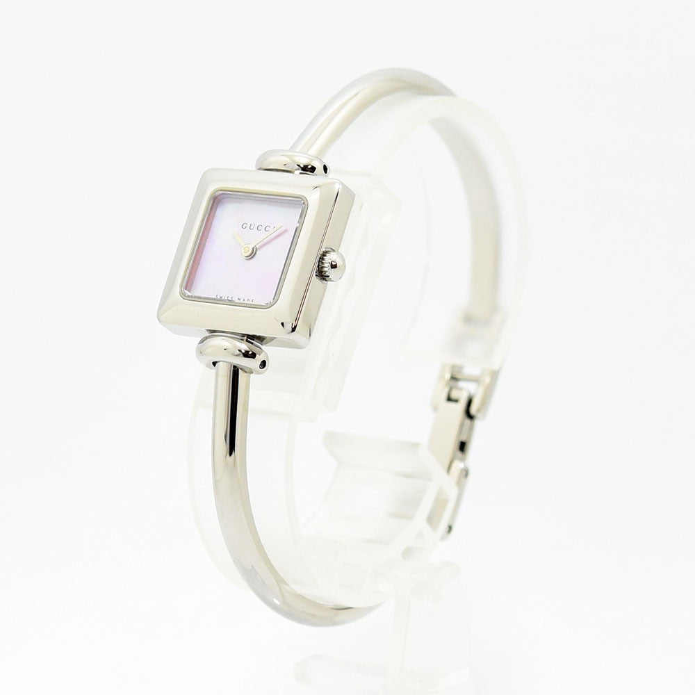 VINTAGE WATCHES FASHIONのGUCCI 1900Lレディースバングルウォッチ。ピンクシェル文字盤とシルバーのステンレススチール製スクエアケースが輝くエレガントな腕時計。